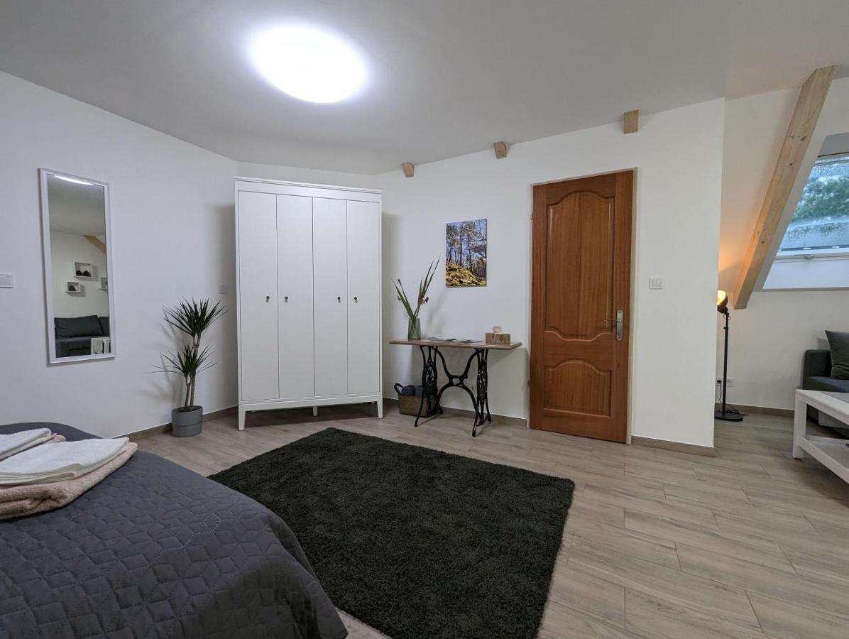 Kosbor Vendeghaz Apartment Monoszlo Exterior foto